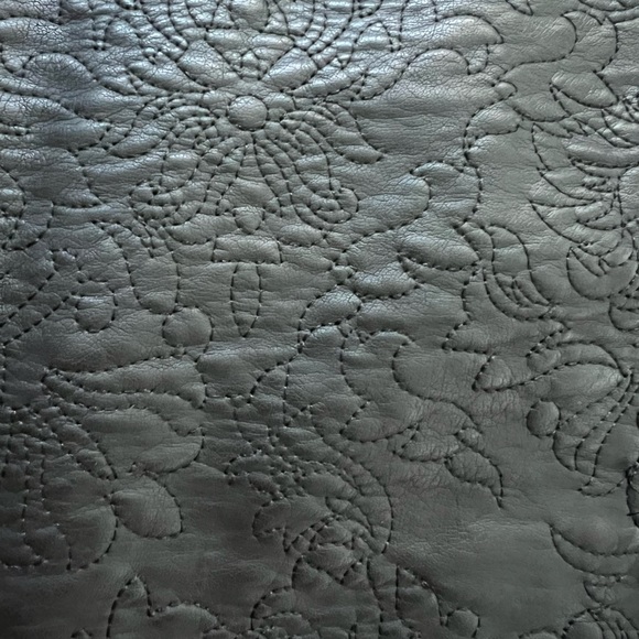 Black mini skirt. Almost new. - Picture 4 of 6